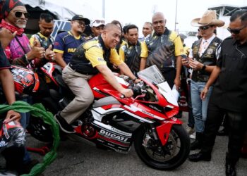 SAARANI Mohamad menaiki motorsikal berkuasa tinggi pada Majlis Kemuncak Karnival Mesra Anak Muda di Ipoh hari ini. - UTUSAN/ZULFACHRI ZULKIFLI