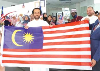 Dr. ABDULLAH Saad A. Alarefi (tengah) memegang Jalur Gemilang bersama pengurusan universiti sempena pelancaran kempen kibarkan Jalur Gemilang peringkat Kampus di Desa Petaling baru-baru ini.