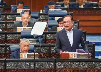 ANWAR Ibrahim mengumumkan kerajaan akan menambah peruntukan sebanyak RM15 bilion menjadikan peruntukan keseluruhan RMK12 bernilai RM415 bilion. – JABATAN PENERANGAN