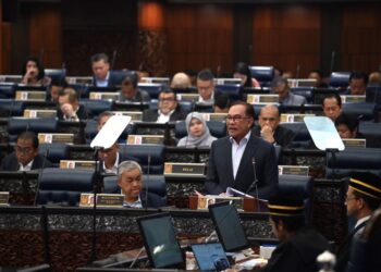 ANWAR Ibrahim ketika membentangkan Kajian Separuh Penggal (KSP) Rancangan Malaysia Ke-12 (RMK12) bertemakan ‘Malaysia MADANI: Mampan, Sejahtera, Berpendapatan Tinggi’ pada Mesyuarat Khas Dewan Rakyat hari ini. /JABATAN PENERANGAN MALAYSIA