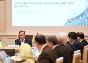 ANWAR Ibrahim mempengerusikan mesyuarat Jawatankuasa Dasar Fiskal (FPC) di Putrajaya. - GAMBAR IHSAN KEMENTERIAN KEWANGAN