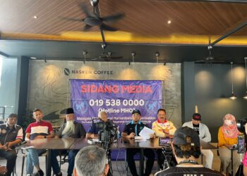 HISHAMUDDIN Hashim (tengah) dalam sidang akhbar perkembangan kes dakwaan penipuan pelaburan melibatkan skim pelaburan kepentingan hartanah bersama mangsa di Kuala Lumpur, hari ini.