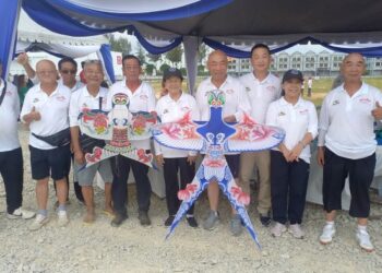 PASUKAN Layang-layang Beijing, China menyertai Festival Layang-layang Gergasi Melaka 2023 di Limbongan, Melaka. - UTUSAN/AMRAN MULUP