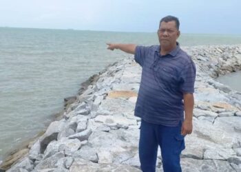 MAT Zain Leper menunjukkan lokasi dia ternampak buaya lalu di hadapan Pengkalan Nelayan Tanjung Dahan, Kuala Linggi, Melaka. 
– UTUSAN/AMRAN MULUP