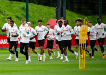PEMAIN Manchester United menjalani latihan akhir semalam dalam persiapan menentang Arsenal pada saingan Liga Perdana Inggeris. - IHSAN MANCHESTER UNITED