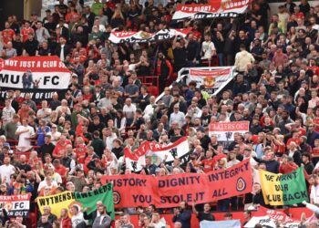 PENYOKONG Manchester United menolak pemilikan keluarga Glazer dan mendesak hartawan Amerika Syarikat itu agar menjual kelab. - AFP