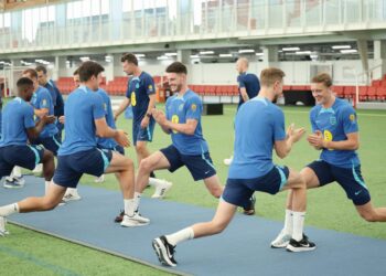 HARRY Maguire (dua, kiri) menjalani latihan bersama skuad kebangsaan England kelmarinmenjelang pertemuan menentang Ukraine dalam kempen kelayakan Euro 2024 di Poland hari ini. – IHSAN FA
