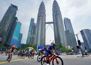 AKSI pelumba Malaysia (depan) ketika beraksi di peringkat kelapan Le Tour de Langkawi dari Setia Alam ke Menara Berkembar Kuala Lumpur sejauh 156.5 kilometer semalam. – MINGGUAN/AMIR KHALID