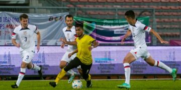 PEMAIN Malaysia, Razilawali A. Wahab (tengah),dikawal ketat pemain Amerika Syarikat pada Kejohanan Bola Sepak Pekak Dunia 2023 ketika menentang Amerika Syarikat, di Stadium Bola Sepak Kuala Lumpur: UTUSAN/SHIDDIEQIIN ZON