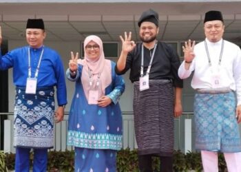 DARI kiri: Abdul Hakim Abdul Wahid, Mas Ermieyati Samsudin, Mutalib Uthman dan Handrawirawan menunjukkan isyarat tangan sebagai simbolik nombor di kertas undi selepas selesai penamaan calon di Masjid Tanah, Melaka. - UTUSAN/MUHAMMAD SHAHIZAM TAZAL