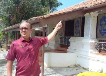 NGWE Hee Sem menunjukkan Masjid Lama Machap yang bakal menjadi tarikan baharu sempena TMM 2024. - UTUSAN/AMRAN MULUP