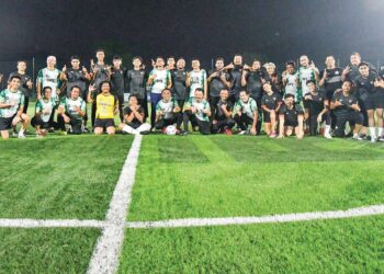 Pemain pasukan media  Malaysia (baju putih) bergambar bersama pasukan pengurusan Enervive Sports pada aksi persahabatan yang berlangsung di EV Arena Shah Alam.