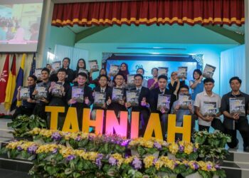 Pelajar-pelajar cemerlang SPM 2022  bergambar sambil menunjukkan sijil kecemerlangan mereka pada Majlis Pengumuman Keputusan SPM 2022 Negeri Kedah di Sekolah Menengah Sains Sultan Mohamad Jiwa, Jun lalu - MINGGUAN/ SHAHIR NOORDIN