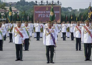 MOHAMMAD Ab. Rahman (tengah) bergambar bersama barisan kepemimpinan Tentera Darat selepas Istiadat Perbarisan Penghargaan Panglima Tentera Darat Ke-29 di Kem Perdana Sungai Besi, Kuala Lumpur, hari ini. - UTUSAN/FARIZ RUSADIO
