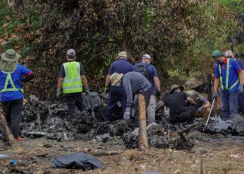 PASUKAN penyiasat dari Lembaga Keselamatan Pengangkutan Kebangsaan Amerika Syarikat (NSTB), Pentadbiran Penerbangan Persekutuan (FAA) dan pembuat pesawat Beechcraft tiba di lokasi nahas pesawat terhempas di Lebuhraya Guthrie berdekatan Bandar Elmina di sini, Shah Alam, baru-baru ini.-UTUSAN/FARIZ RUSADIO