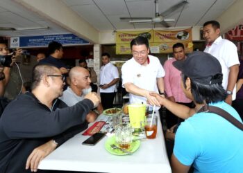 NGA Kor Ming beramah mesra dengan pelanggan Medan Selera Taman Perpaduan pada Program Sentuhan Kasih KPKT di Parlimen Tambun,  Ipoh hari ini. - UTUSAN/MUHAMAD NAZREEN SYAH MUSTHAFA