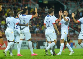 PEMAIN JDT meraikan jaringan mereka dalam suku akhir Piala Malaysia menentang Negeri Sembilan di Stadium Tuanku Abdul Rahman, Paroi kelmarin. - UTUSAN/MOHD. SHAHJEHAN MAAMIN
