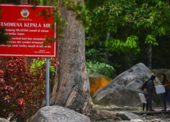 MDKP memasang papan tanda amaran kejadian kepala air sebagai peringatan kepada pengunjung di Taman Eko-Rimba Ulu Bendul, Kuala Pilah, Negeri Sembilan. -UTUSAN/MOHD. SHAHJEHAN MAAMIN