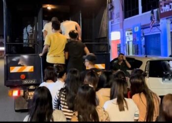 SEBAHAGIAN warga Myanmar yang ditahan dalam serbuan sepasukan polis dan Jabatan Imigresen Malaysia di tiga buah premis hiburan tanpa lesen di Taman Semarak, Nilai, semalam.