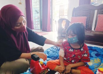 NORZUHAILA Jasuri dan anaknya Nur ‘Aafiyah Naadhira Mohd. Zaki ketika ditemui di rumahnya di Taman Desa Chembong, Rembau. - UTUSAN/NOR AINNA HAMZAH