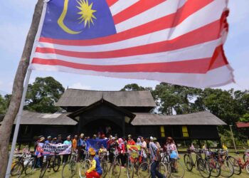 AHLI Kelab Basikal Tuo Soghomban (KBTS) bergambar di hadapan Rumah Warisan Dato' Klana Petra Mohd. Yusuf Hashim di Pantai, Seremban pada Program Kayuhan Basikal Klasik Sempena Hari Malaysia. - UTUSAN/MOHD. SHAHJEHAN MAAMIN