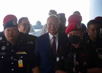 NAJIB Tun Razak tiba di Mahkamah Tinggi Kuala Lumpur untuk perbicaraan kes 1MDB, semalam.