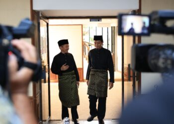 NIK Mohamad Abduh Nik Abdul Aziz (kiri) bersama Ahli Parlimen Bachok, Mohd. Syahir Sulaiman semasa menghadiri Majlis Angkat Sumpah Ahli Dewan Undangan Negeri (ADUN) Kelantan di Kota Darulnaim, Kota Bharu, Kelantan-UTUSAN/KAMARUL BISMI KAMARUZAMAN