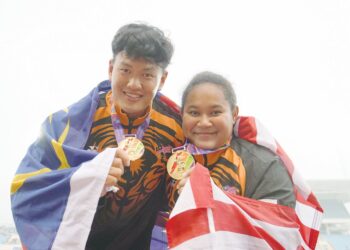 JACKIE Wong (kiri) dan Grace Wong antara prospek terbaik negara dalam acara baling tukul besi.