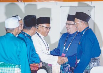 KESEPADUAN jentera BN-UMNO dan PH dengan pemilihan Amizar Abu Adam (dua dari kanan) sebagai calon kerajaan perpaduan dilihat mampu mengekalkan kemenangan UMNO di DUN Pelangai, 7 Oktober ini. 
– UTUSAN/FARIZ RUSADIO