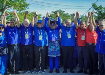 Calon Barisan Nasional (BN), Datuk Amizar Abu Adam (tengah) diiringi penyokong tiba di Pusat Penamaan Calon bagi Pilihan Raya Kecil (PRK) Dewan Undangan Negeri (DUN) N.36 Pelangai di Dewan Orang Ramai Felda Kemasul di sini, minggu lalu. -UTUSAN/
 FARIZ RUSADIO