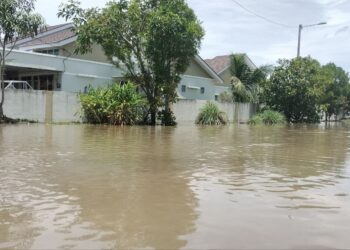 KEADAAN banjir yang melanda kawasan Taman Serai Perdana di Bagan Serai, Perak hari ini.  - UTUSAN/WAT KAMAL ABAS