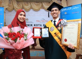 MUHAMAD Syed Mustafar Ibrahim (kiri) bersama kakaknya, Siti Nur Balqis Ibrahim (kanan) selepas Majlis Konvokesyen Politeknik Kota Bharu ke 36 di Kota Bharu, Kelantan.- UTUSAN/KAMARUL BISMI KAMARUZAMAN