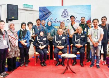 SURINA Saad (duduk, kiri) bersara selepas 34 tahun di dalam pasukan PDRM bergambar bersama pengamal media negeri ini selepas majlis serah terima tugas Ketua Polis Perlis di Kangar, semalam.