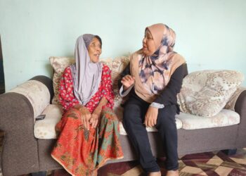 RAMLAH Shaari (kanan) bersama ibunya, Hatun Bakar ketika ditemui di kediamannya di Kampung Rani Estate di Arau, Perlis baru-baru ini. - UTUSAN/SYED AZLAN SAYID HIZAR