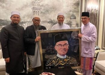 USTAZ Mohd. Zahid Mahmood (dua dari kanan) dalam pertemuan dengan Perdana Menteri, Datuk Seri Anwar Ibrahim (kanan) pada Mac lalu.