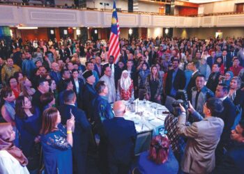 Anwar Ibrahim dan isteri, Datuk Seri Dr. Wan Azizah Wan Ismail semasa  sesi dialog dan makan malam bersama rakyat dan pelajar Malaysia di New York malam kelmarin.