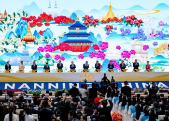 ANWAR Ibrahim (lima dari kanan) dalam majlis perasmian pembukaan China-ASEAN Expo (CAEXPO) Ke-20 di Nanning, kelmarin. – PEJABAT PERDANA MENTERI