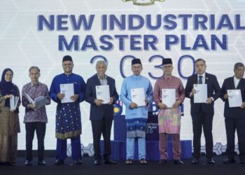 ANWAR Ibrahim (lima, kanan) bersama Timbalan Perdana Menteri, Datuk Seri Dr. Ahmad Zahid Hamidi (lima, kiri) menunjukkan Pelan Induk Perindustrian Baharu 2030 (NIMP 2030) selepas merasmikan pelancaran di Dewan Perdana Menara Kementerian Pelaburan, Perdagangan dan Industri (MITI) di Kuala Lumpur, semalam. Turut sama, Menteri Pelaburan, Perdagangan dan Industri, Tengku Datuk Seri Zafrul Tengku Abdul Aziz (empat, kanan). - UTUSAN/FARIZ RUSADIO