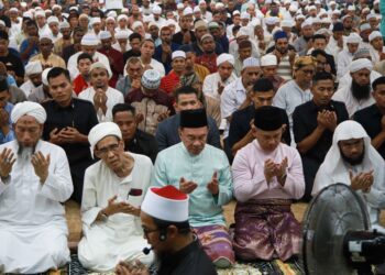ANWAR Ibrahim menunaikan solat Jumaat bersama jemaah  di Masjid Jamek Seri Petaling di sini, hari ini. UTUSAN/ISKANDAR ISHAK.