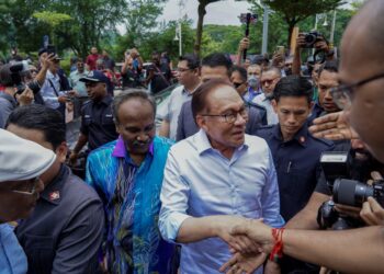 ANWAR Ibrahim diiringi Menteri Sumber Manusia, V. Sivakumar beramah mesra bersama masyarakat India ketika hadir bagi merasmikan Program Lestari Niaga @ Kuala Lumpur di Medan Selera Madani Kompleks Tun Sambanthan di sini, hari ini. -UTUSAN/FARIZ RUSADIO