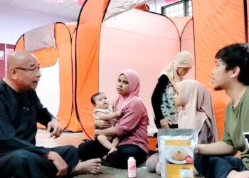 NOOR Azman Ghazali (kiri) melawat pasangan suami isteri mangsa banjir bersama bayi mereka berusia tujuh bulan yang ditempatkan di PPS SK Changkat Lobak di Bagan Serai hari ini. - UTUSAN/WAT KAMAL ABAS