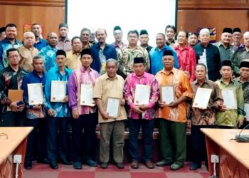 KETUA Kampung yang menerima watikah pelantikan masing-masing dalam majlis di Kampung Gajah, Pasir Salak semalam. – UTUSAN/AIN SAFRE BIDIN