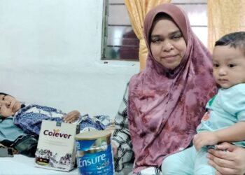 HASPAH Ali menjaga ibunya, Salmah Sued yang menghidap barah payudara di Taman Kerian, Bagan Serai semalam. - UTUSAN/WAT KAMAL ABAS