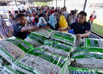 ORANG ramai beratur panjang untuk membeli beras tempatan yang dijual di Pusat Operasi  FAMA Senawang, Seremban hari ini.-UTUSAN/MOHD. SHAHJEHAN MAAMIN.