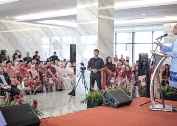 ANWAR Ibrahim ketika berucap pada sesi perjumpaan bersama pengurusan dan warga Jabatan Audit Negara (JAN) di Jabatan Audit Negara Putrajaya, semalam. - UTUSAN/FAIZ ALIF ZUBIR