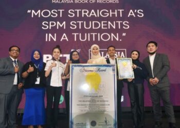 KAKITANGAN dan guru PTTIbergambar ketika menerima pengiktirafan MBOR.