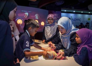 Nisbah kadar pelajar sastera dan sains telah ditetapkan bagi menambah jumlah pelajar menceburi sains-GAMBAR HIASAN