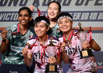 BEREGU Wanita negara, Pearly Tan dan M.Thinaah bergambar bersama juara Terbuka Hong Kong, Apriyani Rahayu-Siti Fadia Ramadhanti  dari Indonesia.-AFP