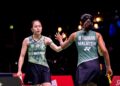 PEARLY Tan (kiri) dan M. Thinaah terpaksa akur selaku naib juara Terbuka Indonesia
