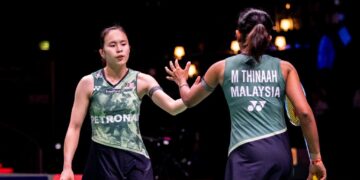 PEARLY Tan (kiri) dan M. Thinaah terpaksa akur selaku naib juara Terbuka Indonesia